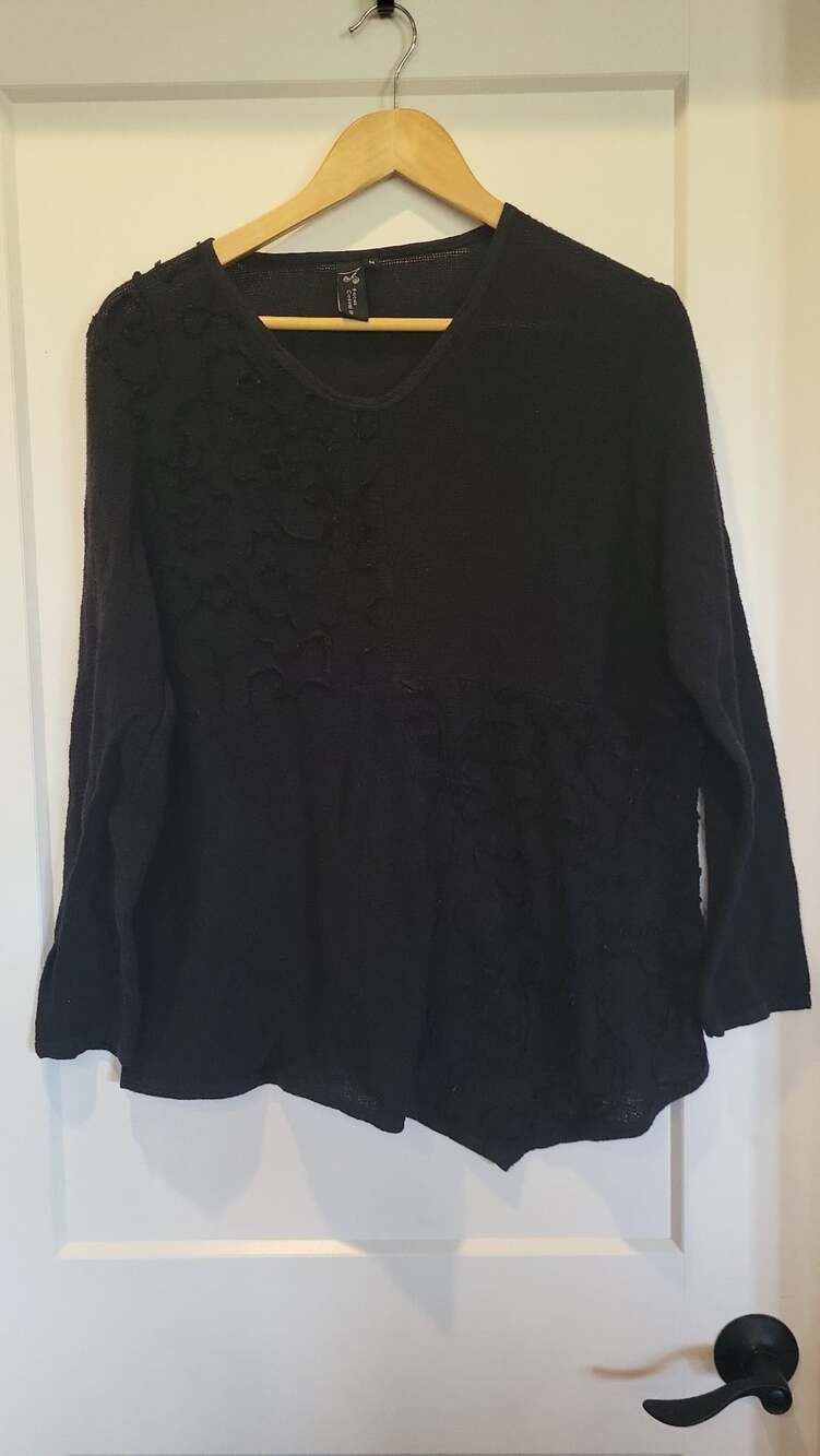 Focus Casuals Black 100% Cotton Textured Floral Applique V-Neck Knit Top, M